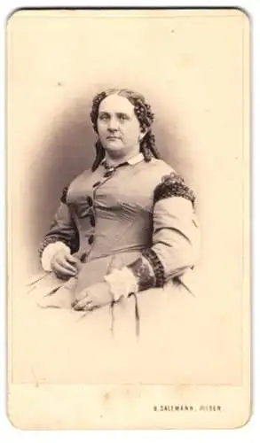 Fotografie B. Salzmann, Pilsen, Frau Carolien Belane mit Locken