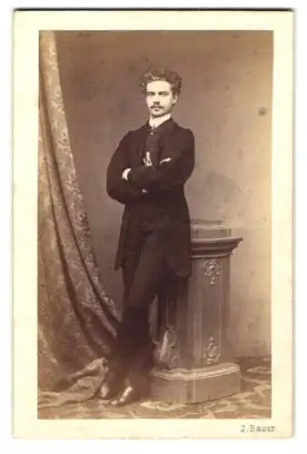 Fotografie J. Bauer, Wien, junger adretter Mann im dunklen Anzug mit Mustasch