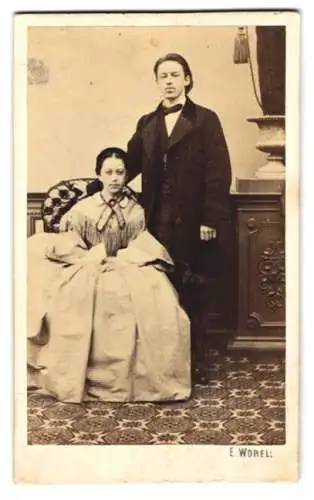 Fotografie E. Worell, Gratz, junges österreichisches Paar im dunklen Anzug und im hellen Kleid
