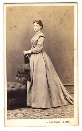 Fotografie Pleschner von Eichstett, Gratz, junge Dame im hellen Kleid mit Fotoalbum in der Hand