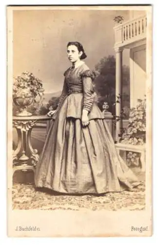 Fotografie J. Buchfeelder, Graz, junge Dame im gestreiften Kleid posiert in einer Studiokulisse