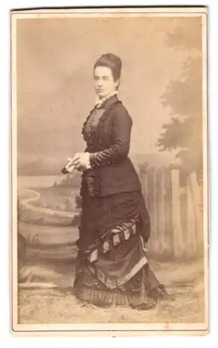 Fotografie F. Kratochwill, Vöslau, junge Dame im Biedermeierkleid posiert in einer Studiokulisse