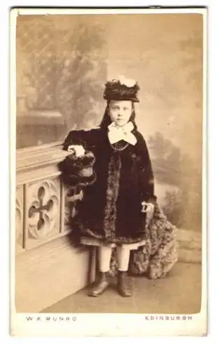 Fotografie W. K. Munro, Edinburgh, kleines schottisches Mädchen im Samtkleid mit Hut und Muff