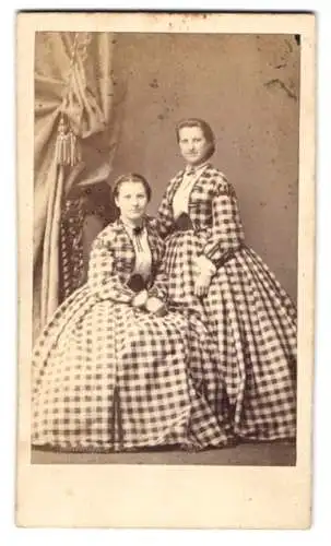 Fotografie unbekannter Fotograf und Ort, zwei junge Damen in hellen karierten Kleidern