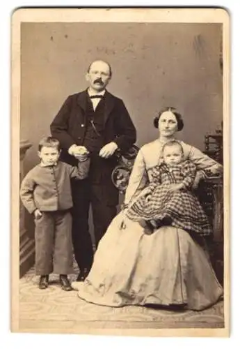 Fotografie B. Urban, Landshut, Mutter und Vater mit ihren beiden Kindern im Atelier