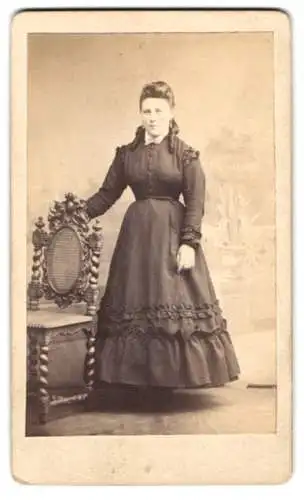 Fotografie A. Breuning, Hanau, junge Frau Elise Schaefer, im dunklen Kleid mit Korkenzieherlocken, 1869