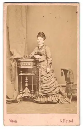 Fotografie G. Heitel, Wien, junge Frau im gerafften Kleid mit Hochsteckfrisur