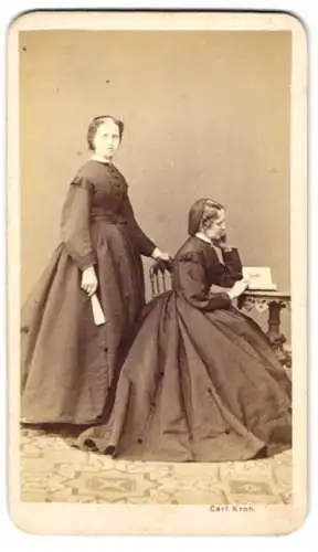 Fotografie Carl Kroh, Wien-Josefstadt, Piaristengasse 20, zwei Frauen in dunklen Kleidern lesend im Atelier