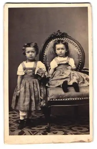Fotografie J. C. Wolff, Wien, zwei niedliche kleine Mädchen in Sommerkleidern