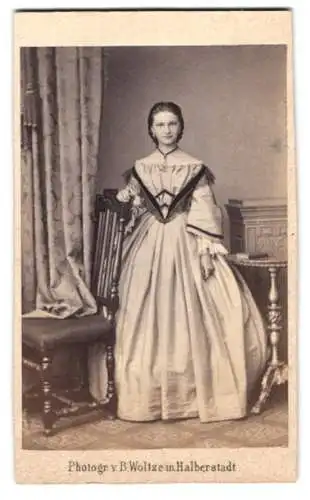 Fotografie B. Woltze, Halberstadt, attraktive junge Dame im hellen Kleid mit Halskette