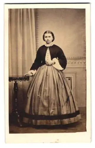 Fotografie Th. Mühlenbach, Marienwerder, junge Dame im Kleid mit Reifrock und Bolero