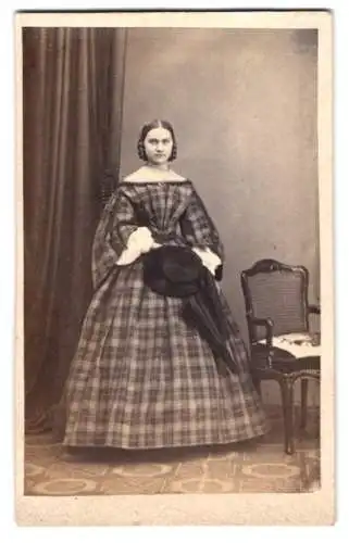 Fotografie Heinrich Elen, Quedlinburg, junge Frau im schulterfreien karierten Kleid mit Sommerhut