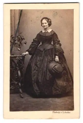 Fotografie Louis Gothe, Magdeburg, ältere Dame im dunklen besticken Kleid mit Hut