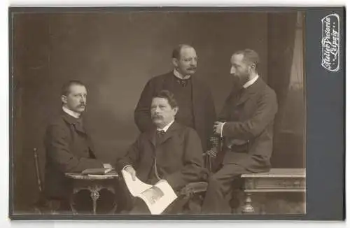 Fotografie Atelier Victoria, Leipzig, Wilhelm Hermann Hammig, Geigenbauer aus Leipzig mit seinen Söhnen
