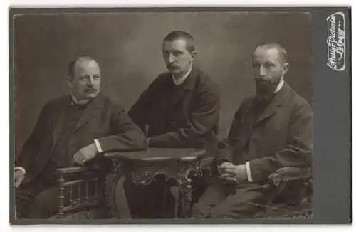 Fotografie Atelier Victoria, Leipzig, Willibald, Wilhelm Hermann u. Philipp Hamming, Geigenbauerfamilie aus Markneukirch
