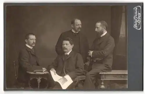 Fotografie Atelier Victoria, Leipzig, Wilhelm Hermann Hammig mit Söhne, Geigenbauerfamilie aus Markneukirchen