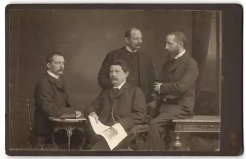 Fotografie Atelier Victoria, Leipzig, Geigenbauer Wilhelm Hermann Hammig mit seinen Söhnen