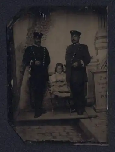 Fotografie Ferrotypie zwei Beamte in Uniform nebst kleiner Tochter