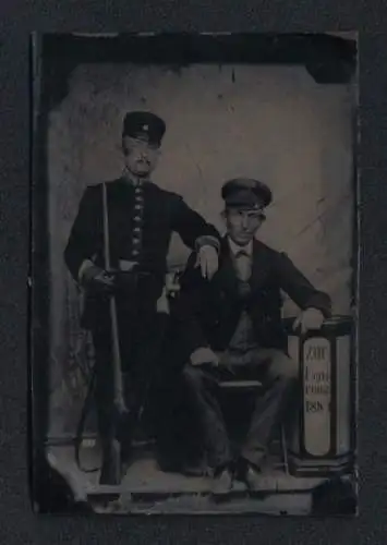 Fotografie Ferrotypie Uffz. in Uniform mit Gewehr nebst seinem Vater, 1889