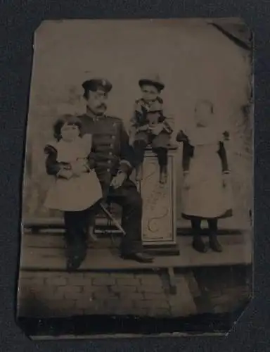 Fotografie Ferrotypie Beamter in Uniform mit Säbel nebst seinen drei Kindern, 1899