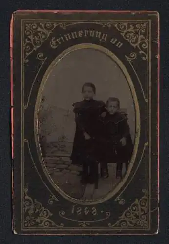 Fotografie Ferrotypie zwei kleine Mädchen in dunkeln Samtkleidern, im Passepartout Erinnerung an 1898