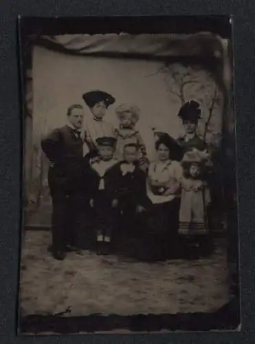 Fotografie Ferrotypie Familienportrait mit vier Kindern vor einer Studiokulisse