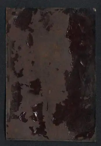 Fotografie Ferrotypie Beamter in Uniform nebst zwei Herren vor einer Studiokulisse