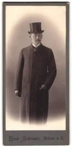 Fotografie Ernst Schroeter, Meissen a. E., asiatischer Herr im westlicher Kleidung, Mantel mit Zylinder Lederhandschuhe
