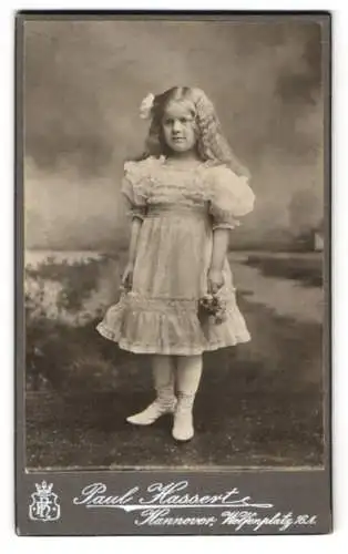 Fotografie Paul Hassert, Hannover, blondes Mädchen im Simmerkleid mit gewellten Haaren