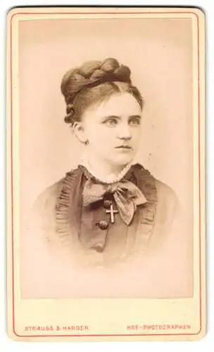 Fotografie Strauss & Harder, Rostock, junge Dame mit geflochtenen hochgesteckten Haaren