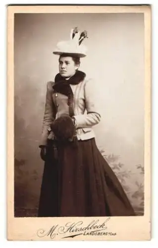 Fotografie M. Hirschbeck, Landsberg / Lech, jung Frau im Winterkleid mit Muff und Federhut