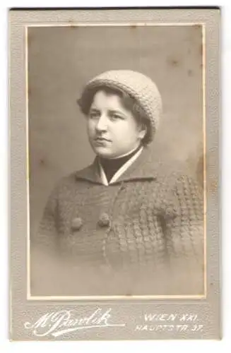 Fotografie M. Pawlik, Wien, Frau in Strickbluse mit Strickmütze, Winterkleidung