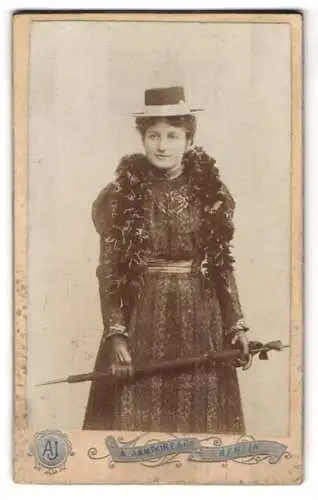 Fotografie A. Jandorf, Berlin, junge Dame im gestreiften Kleid mit Federboa und Schirm, Sommerhut