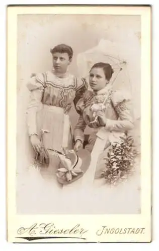 Fotografie A. Gieseler, Ingolstadt, zwei junge Damen in hellen Sommerkleidern mit Schirm und Hut