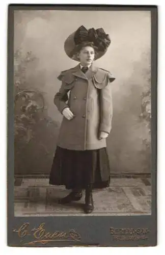 Fotografie C. Euen, Berlin, Friesenstr. 14, junge Frau im Kleid mit Jacke und breitem Hut mit Schleife