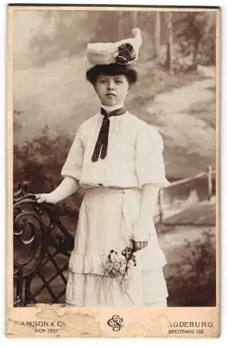 Fotografie Samson & Co., Magdeburg, junge Frau im weissen Kleid mit Schlips und Blume am Hut