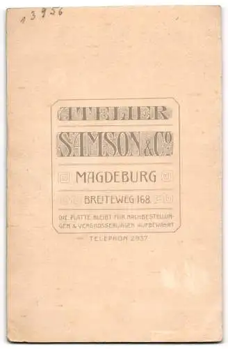 Fotografie Samson & Co., Magdeburg, junge Frau im weissen Kleid mit Schlips und Blume am Hut