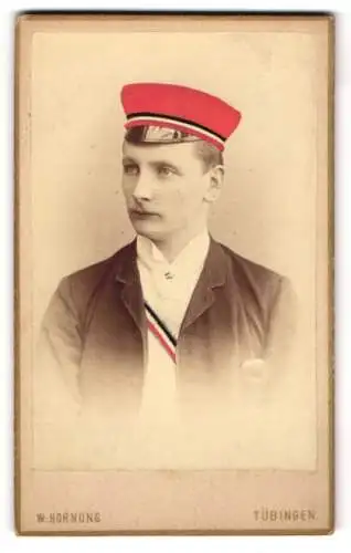 Fotografie W. Hornung, Tübingen, junger Student im Anzug mit Couleur, Handkoloriert, 1890