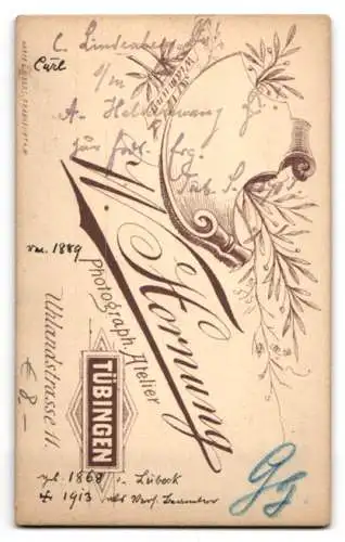 Fotografie W. Hornung, Tübingen, Student C. Lindenberg im Anzug mit Couleur, Handkoloriert