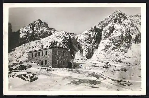 AK Téryho-Chata, Berghütte vor Bergpanorama