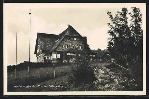AK Hindenburghaus /Adlergebirge, Berghütte mit Umgebung