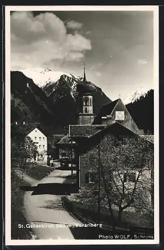 AK St. Gallenkirch /Vorarlberg, Ortsansicht mit Kirche gegen ein Bergmassiv