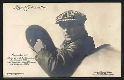 Foto-AK Sanke Nr. 241: Berlin, Flugplatz Johannisthal, Linnekogel mit Tabakpfeife, Inhaber des deutschen Höhenrekords