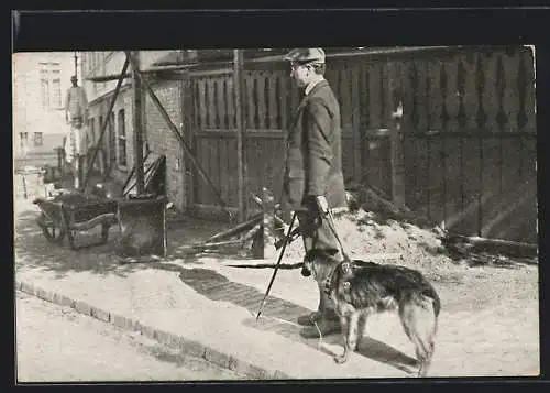 AK Blindenführerhund macht seinen Herrn auf eine Baustelle aufmerksam