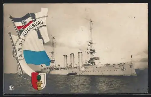 AK Kriegsschiff S.M.S. Augsburg ankernd mit einem Beiboot, Reichskriegsflagge und das Ausgburger Stadtwappen