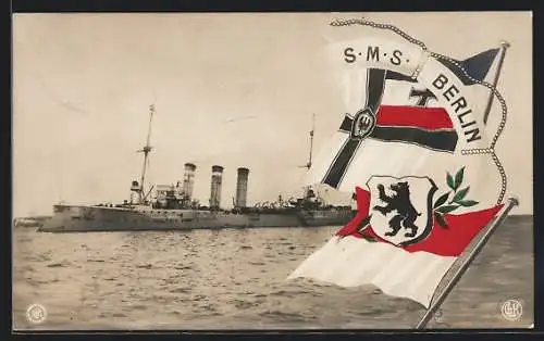 AK Kriegsschiff S.M.S. Berlin im Wasser treibend, Reichskriegsflagge und Berliner Wappen