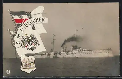 AK Kriegsschiff S.M.S. Blücher mit Volldampf durch die See pflügend, Reichskriegsflagge