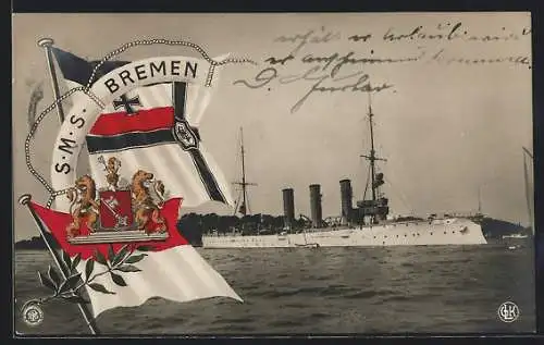 AK Kriegsschiff S.M.S. Bremen mit drei Schloten vor der Küste stehend, Reichskriegsflagge und Bremer Stadtwappen