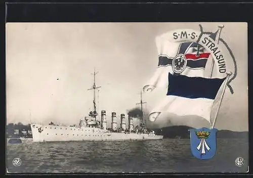 AK Kriegsschiff S.M.S. Stralsund in leichtem Tempo entlang der Küste fahrend, Reichskriegsflagge