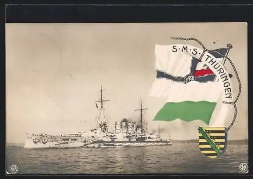 AK Kriegsschiff S.M.S. Thüringen mit einem Beiboot vor Anker liegend, mit Torpedonetzen, Reichskriegsflagge